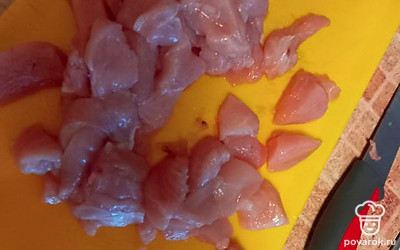 Нарезать кубиками мясо, у меня свинина. Смазать солью, сахаром и приправами.