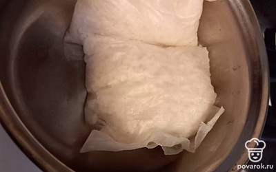 Отварить рис до полуготовности.