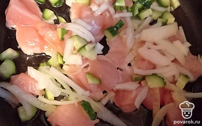 Поставить на огонь (на масле) мясо, к нему добавить лук, огурчики и в конце помидорки.