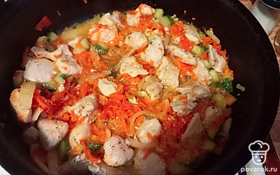 Немного потомить, приправить морковкой и залить пол стакана водички.