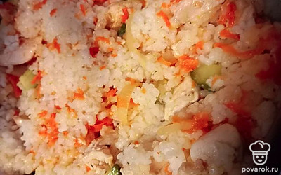 Добавьте заранее сваренный рис и тушить под крышкой до готовности. 