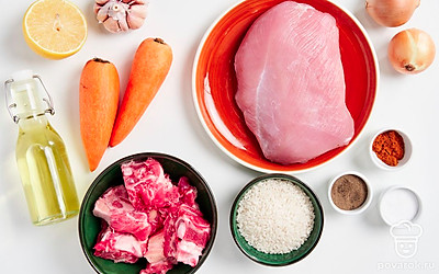 Баранью грудинку и филе индейки разморозьте и порежьте на небольшие кусочки. Рис хорошо промойте. Морковь помойте, почистите и нарежьте брусочками. Репчатый лук почистите и нарежьте полукольцами. Чеснок почистите и мелко покрошите. Подготовьте казан. Вскипятите воду. Приготовьте капустный салат для подачи.