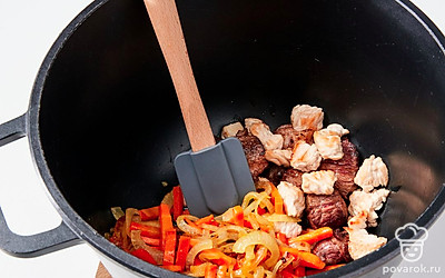 Приготовьте обжарку. В казане сильно разогрейте растительное масло. Пожарьте мясо баранины 10 минут, регулярно помешивая. Добавьте кусочки индейки, жарьте в течение 10 минут. В казан отправьте измельченные морковку, репчатый лук и чеснок, хорошо перемешайте и обжарьте еще 10 минут.