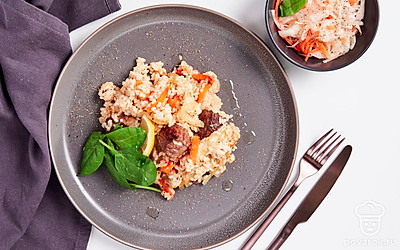 Подайте плов из филе индейки с бараньей грудинкой с капустным салатом и лимоном.