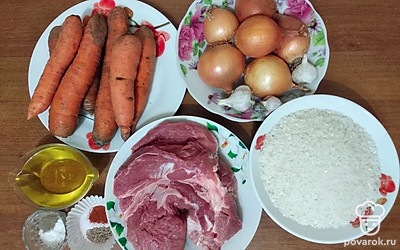 Очистите и помойте овощи. Мясо порежьте небольшими кусками. Морковь нарежьте брусочками, а лук полукольцами.