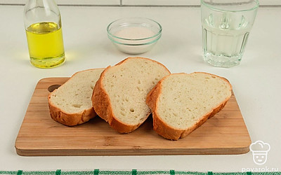 Проверьте ингредиенты для блюда, нарежьте хлеб на ломтики одинаковой толщины, подготовьте рабочую поверхность.