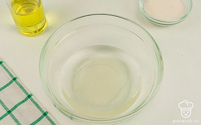 Разведите сахар в теплой воде до полного растворения.