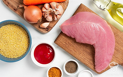 Репчатый лук и чеснок очистите от шелухи и помойте. Филе индейки помойте и обсушите. Морковь промойте, очистите от кожуры. Огурцы промойте и нарежьте ломтиками. Подготовьте мультиварку.