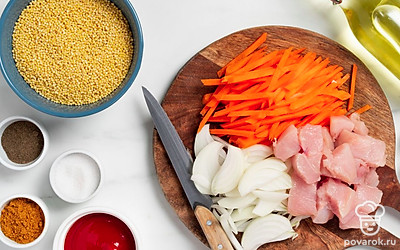 Нарежьте продукты для плова. Индейку нарежьте небольшими кубиками. Морковь порежьте крупной соломкой. Репчатый лук нарежьте полукольцами.