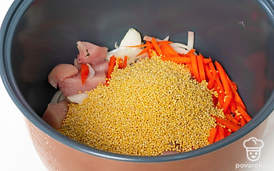 Приготовьте плов. В чашу мультиварки налейте растительное масло, выложите нарезанную индейку, морковь и полукольца репчатого лука. Добавьте специи, томатную пасту, посолите и поперчите. Тщательно перемешайте. Добавьте пшено, воду и чеснок. Включите программу "Плов" на 35 минут. После приготовления перемешайте.