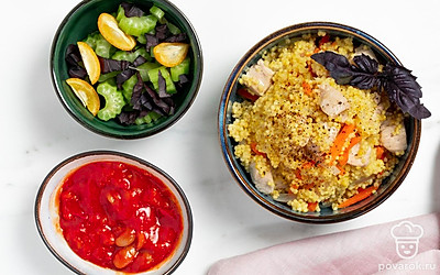 Подавайте плов из пшена с ломтиками огурца.