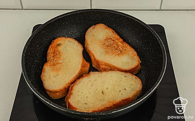 Обжарьте гренки до готовности с каждой стороны в течение 2-3 минут.