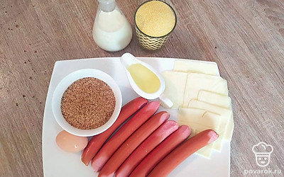 Сделайте кляр. Смешайте кукурузную муку, сахар, соль, молоко и яйцо. Все тщательно перемешайте до однородной консистенции.