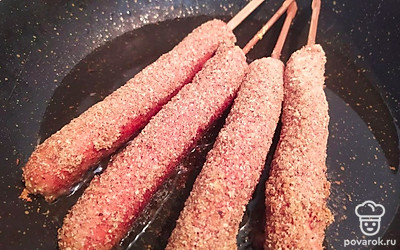 После этого тщательно обваляйте сосиски в панировочных сухарях, чтоб была плотная оболочка. Разогрейте растительное масло и жарьте хот доги около 4 минут, постоянно переворачивая.