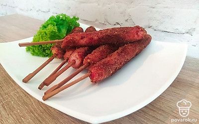 Подавайте хот доги на деревянных шпажках. Предоставьте гостям соусы (сырно-чесночный, сметанный, кетчуп или майонез).