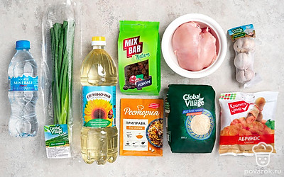 Мясо вымойте и нарежьте кусочками среднего размера. Промойте рис Global Village до прозрачности жидкости. Вымойте изюм Mix Bar и курагу «Красная цена», при необходимости замочите на 20 минут в теплой воде. Лук Global Village промойте и порубите. С чеснока Global Village снимите шелуху, но не разделяйте на зубчики.