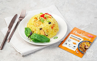 Разложите плов на тарелки и перед подачей на стол посыпьте нарубленным луком.