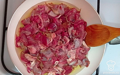 Нарежьте мясо небольшими кусочками и обжарьте его в масле на быстром огне. На мясе должна быстро образовываться корочка, которая запечатывает его сок внутри. Поэтому обжаривайте мясо в несколько приемов, небольшими партиями.