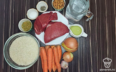 Рис тщательно промойте под проточной водой. Мясо вымойте, срежьте жилки и пленки. Морковь вымойте.