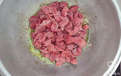 Морковь и луковицы очистите, и нарежьте мелкой соломкой. Казан разогрейте, налейте растительное масло и обжарьте лук до прозрачности. Говядину нарежьте порционными небольшими кубиками и отправьте в казан. Жарьте мясо в течение 10-15 минут.