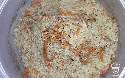 По истечении времени соберите рис горкой в центре казана, проделайте отверстия деревянной шпажкой и тушите еще приблизительно 10-12 минут.