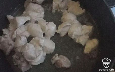 Мясо нарезать кусочками, обжарить до готовности в раскаленном подсолнечном масле.