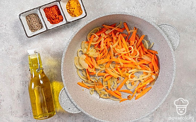 Полукольцами нарежьте лук, а морковь порежьте крупной соломкой. На раскаленном масле обжарьте лук, потом добавьте морковку.