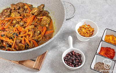 Когда овощи размягчаться, нарежьте средними кусочками мясо и добавьте к овощам. Дайте мясу чуть подзолотиться, всыпьте шафран, куркуму и барбарис. Залейте стаканом горячей воды и варите до готовности мяса.