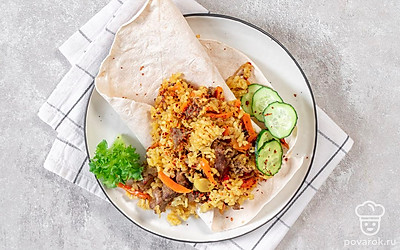 Подайте плов на стол с лавашем.