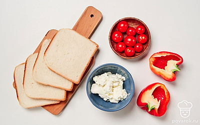 Предварительно вымойте помидоры, перец и петрушку. Высушите на бумажном полотенце. Помидоры порежьте пополам, перец очистите от плодоножки и семян, нарежьте кольцами. Листочки петрушки отделите от стеблей.