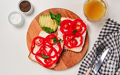 Подавайте тосты с овощами сразу после приготовления, украсив их листочками петрушки.