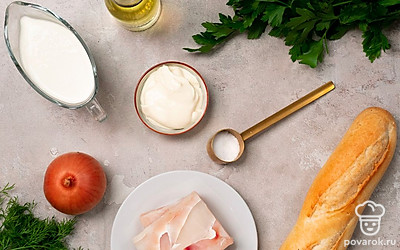 Треску разморозьте на нижней полке холодильника. Лук почистите, разрежьте на 4-5 частей, зелень ополосните и обсушите на бумажных полотенцах. Небольшое количество зелени мелко порежьте для украшения. Треску нарежьте кусочками. Переложите рыбу, лук и зелень в чашу блендера и все измельчите. Посолите по вкусу. Разогрейте духовку до 180 градусов. Форму или противень смажьте растительным маслом.