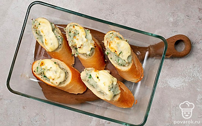 Приготовьте багет с треской. Поставьте противень в духовку и запекайте багет с треской около 40 минут при температуре 180 градусов.