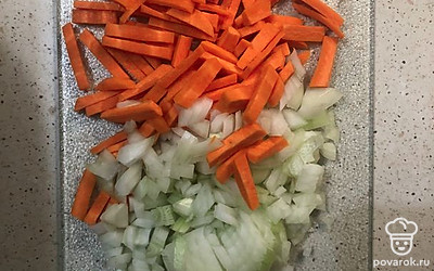 Порезать лук и морковь.