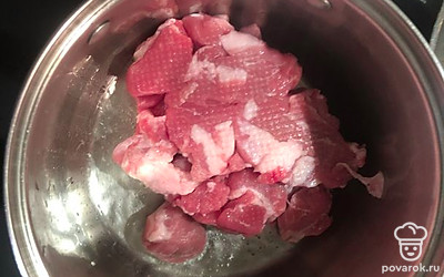 Обжарить свинину в кастрюле на большом количестве подсолнечного масла.