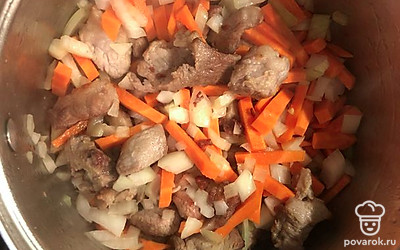 Добавить к мясу овощи.