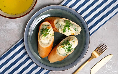 Готовые горячие бутерброды подавайте к праздничному столу или к первым блюдам, присыпав свежей зеленью.