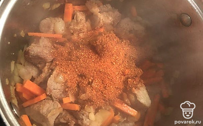 Всыпать приправу для плова, добавить рис.