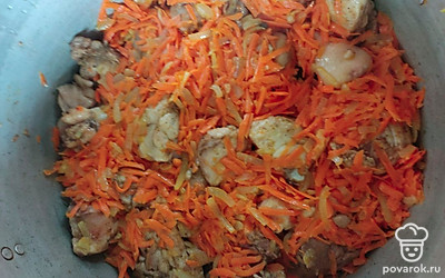 Укладываем лук и морковь на мясо. 