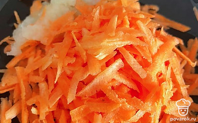 Натрите на терке или нарежьте лук и морковь.