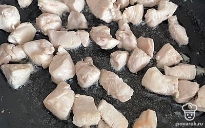 Филе порежьте небольшими кусочками и обжарьте.