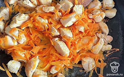 Добавьте морковь и лук к филе, потушите минут 5.