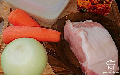 Подготовить все необходимые продукты. Рис промыть и замочить в холодной воде. 