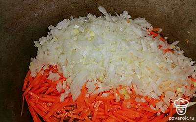 Почистить, нарезать морковь и лук и обжарить на растительном масле. 