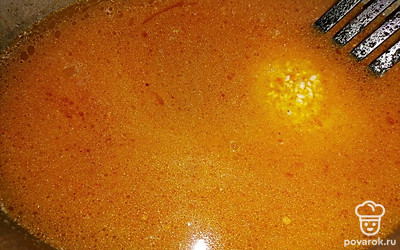 Залить кипяченой водой так, чтобы она покрывала блюдо на 1 сантиметр сверху. Посолить, поперчить по вкусу. Закрыть крушкой и томить до момента выпаривания воды и готовности риса. 