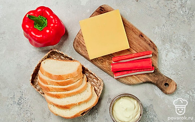 Предварительно помойте перец и зелень, освободите от упаковки крабовые палочки. Перец очистите от плодоножки и сердцевины. Включите духовку разогреваться до 180 градусов.