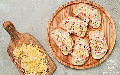 Разложите начинку на хлебе. Смешайте все ингредиенты в емкости и добавьте майонез. Перемешайте массу. Выложите по 2 ст. л. массы на ломтики батона.