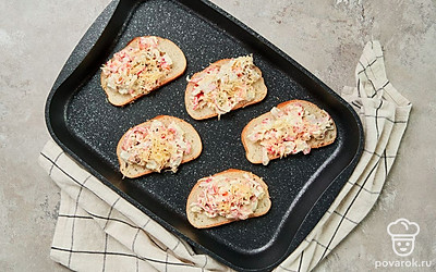 Запеките тосты. Выложите тосты на противень. Запекайте при температуре 180 градусов на протяжении 7 минут.