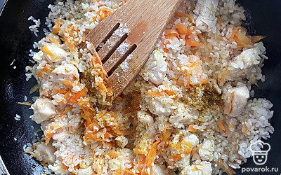 Выложите рис. Перемешайте, добавьте соль и приправу.