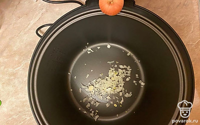 В чашу мультиварки нарежьте половину некрупной луковицы.